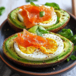 Avocado-Ei-Schalen mit Räucherlachs
