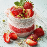 Chia­pud­ding mit Erd­bee­ren, Min­ze und Pi­sta­zi­en