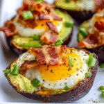 Gebackene Low Carb Bacon and Egg Avocado aus dem Ofen