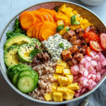 Iss den Regenbogen 🌈 – Bunt gemischte Low Carb Burger Bowl