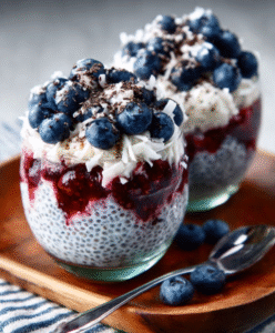 Keto Kokos-Chia-Pudding mit Heidelbeeren – einfach und erfrischend