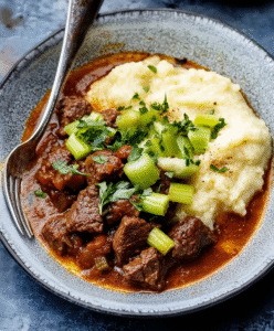 Keto Rindergulasch mit Selleriepüree