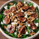Keto Schafskäse-Salat mit Feigen, Walnüssen und Honig-Balsamico-Dressing