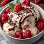 Kühler Joghurt-Eisbecher mit Himbeeren und Schokoraspeln – keto