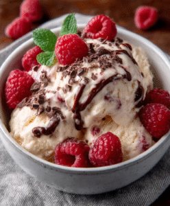 Kühler Joghurt-Eisbecher mit Himbeeren und Schokoraspeln – keto