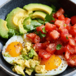 Low Carb Avocado-Eier mit Tomatensalsa