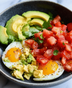 Low Carb Avocado-Eier mit Tomatensalsa