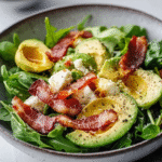 Low Carb Avocado-Ziegenkäse Salat mit knusprigem Bacon!