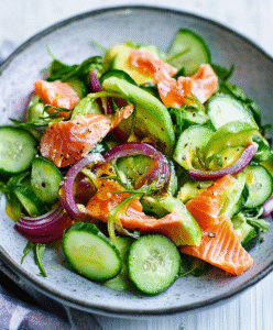 Sommerlicher Räucherlachs Gurkensalat
