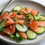 Sommerlicher Räucherlachs Gurkensalat – Knackig & Low Carb!