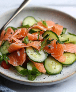 Sommerlicher Räucherlachs Gurkensalat – Knackig & Low Carb!
