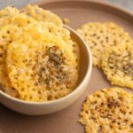 keto-brotchips mit parmesan