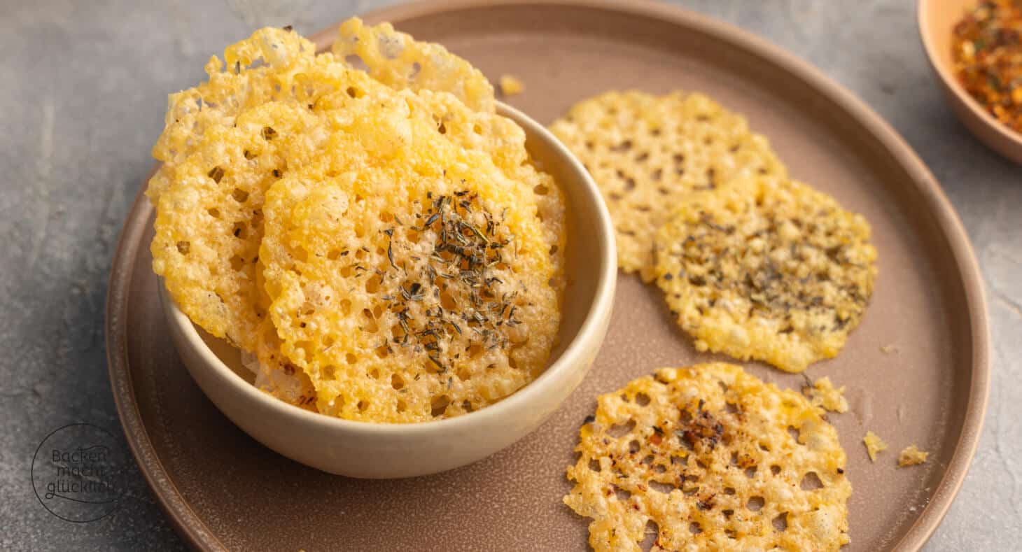 Keto-Brotchips mit Parmesan: Knusprig und lecker!