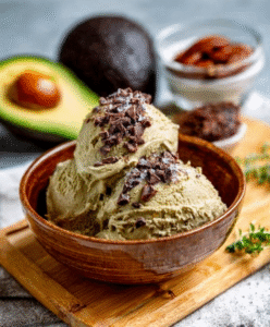 Avocado-Eis mit Kakao-Nibs und Erythrit