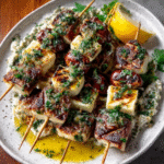 Gegrillte Halloumi-Spieße mit Zitronen-Oliven-Dip