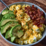 Keto Eiersalat-Bowl mit Speck & Avocado