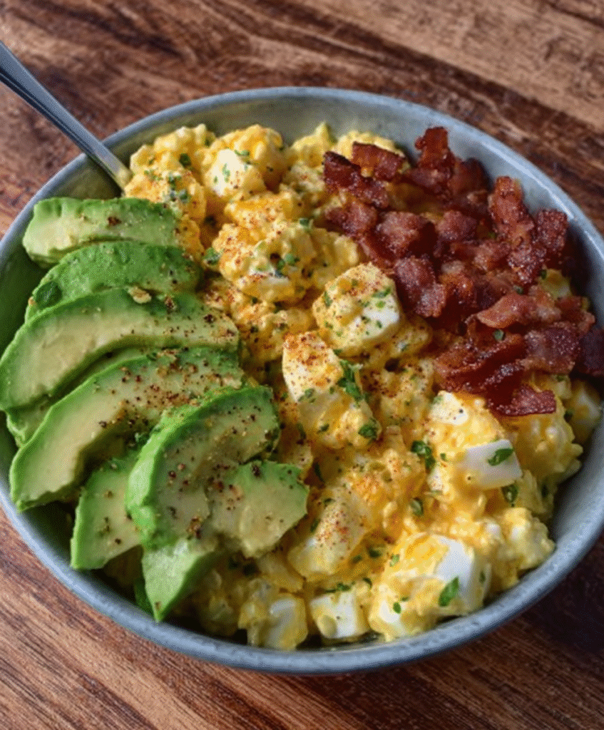 Keto Eiersalat-Bowl mit Speck & Avocado für genussvolle Ernährung! 4 Current image: Keto Eiersalat-Bowl mit Speck & Avocado