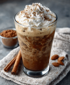Keto Eiskaffee mit Mandelmilch & Zimt-Sahne
