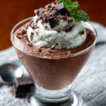 Keto-Minz-Schokoladen-Mousse mit Kakao-Nibs