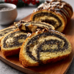 Keto Mohn-Marzipan-Biskuitrolle