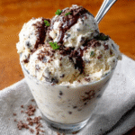 Keto Stracciatella-Eis (mit Schokostückchen)