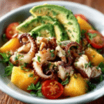 Keto-Tintenfisch-Salat mit Avocado und Limette