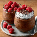 Kokos-Chia-Pudding mit Himbeeren und Kakaonibs