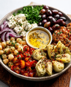 Mediterraner Keto-Teller (Feta, Oliven & Artischocken)