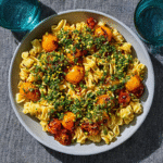 Keto-Pasta mit Sun-Gold-Tomaten & Pistazien-Gremolata