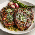 Gebratene Keto-Radieschen-Steaks mit Kräuterbutter
