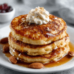 Fluffige Mandelmehl-Pfannkuchen mit Zimt-Sahne