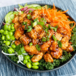 General Tso's Hähnchen und Grünkohl Power Bowl