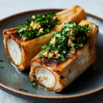 Keto-Röstknochenmark mit Petersiliensalat