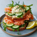 Keto-Sandwich mit Räucherlachs und Meerrettichcreme