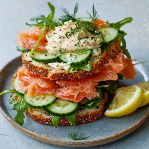 Keto-Sandwich mit Räucherlachs und Meerrettichcreme