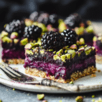 Schwarze Johannisbeer-Pistazien-Dessert-Riegel