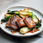 Krosses Schweinebauch mit Sesam-Ingwer-Bok Choy und Chili-Öl-Chaos