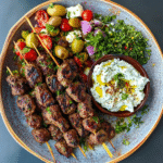 Lamm-Kofta-Tzatziki-Sumach-Oliven-Feta-Stapel