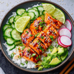 Sriracha-Limetten-Lachs mit Avocado-Creme