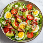 BLT-Salat mit Avocado und Hartgekochtem Ei
