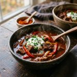 Gulaschsuppe ohne Kartoffeln mit Rindfleisch, Paprika und saurer Sahne in einer Schüssel