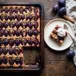 Low Carb Pflaumenkuchen mit Zwetschgen und Streuseln vom Blech